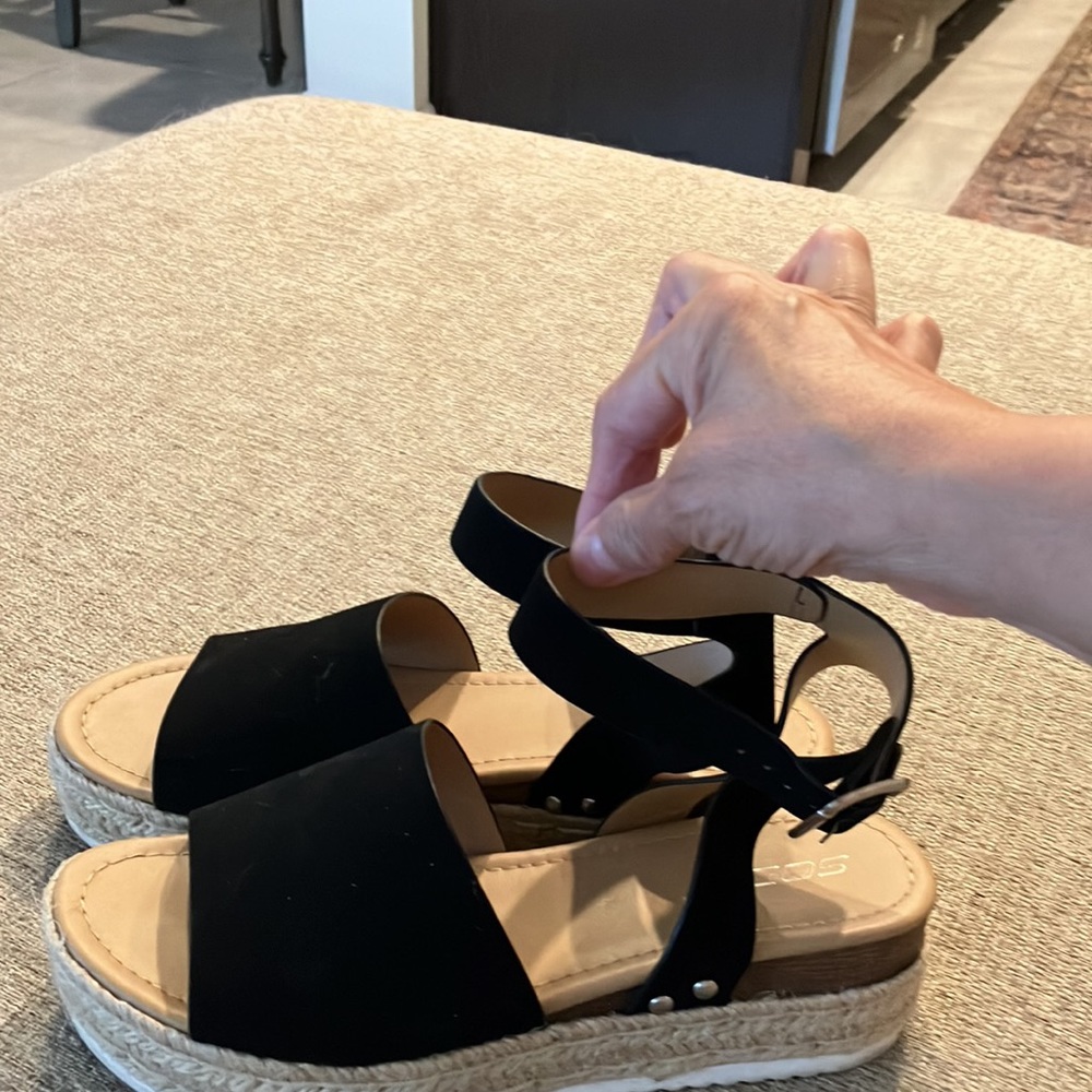 SZ 9 SODA BLACK VELVET ANKLE FASTENER SANDALS IN NICE USED CONDITION - Picture 4 of 5